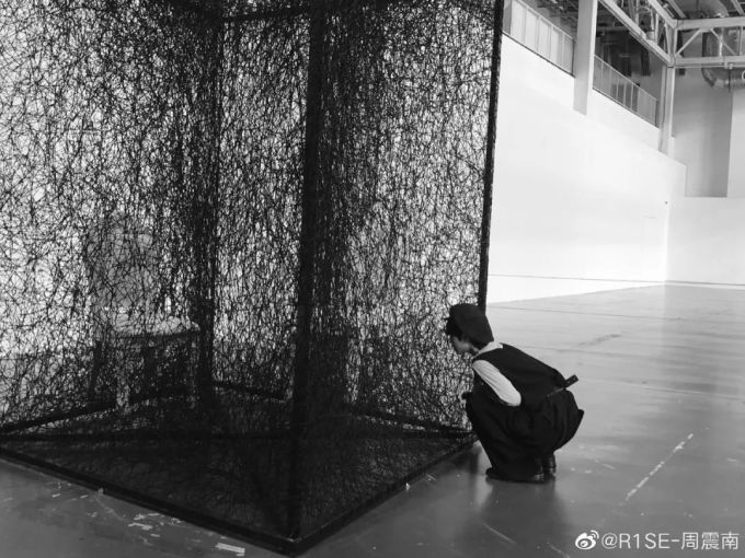 全网少女抢着帮他连网线,而他在「2G时代」认真做音乐 | R1SE周震南
