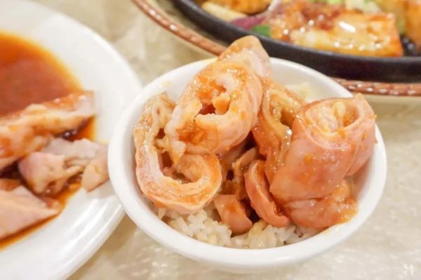 救命!这家餐厅的菜有怪味,开了30年怎么还没人投诉?