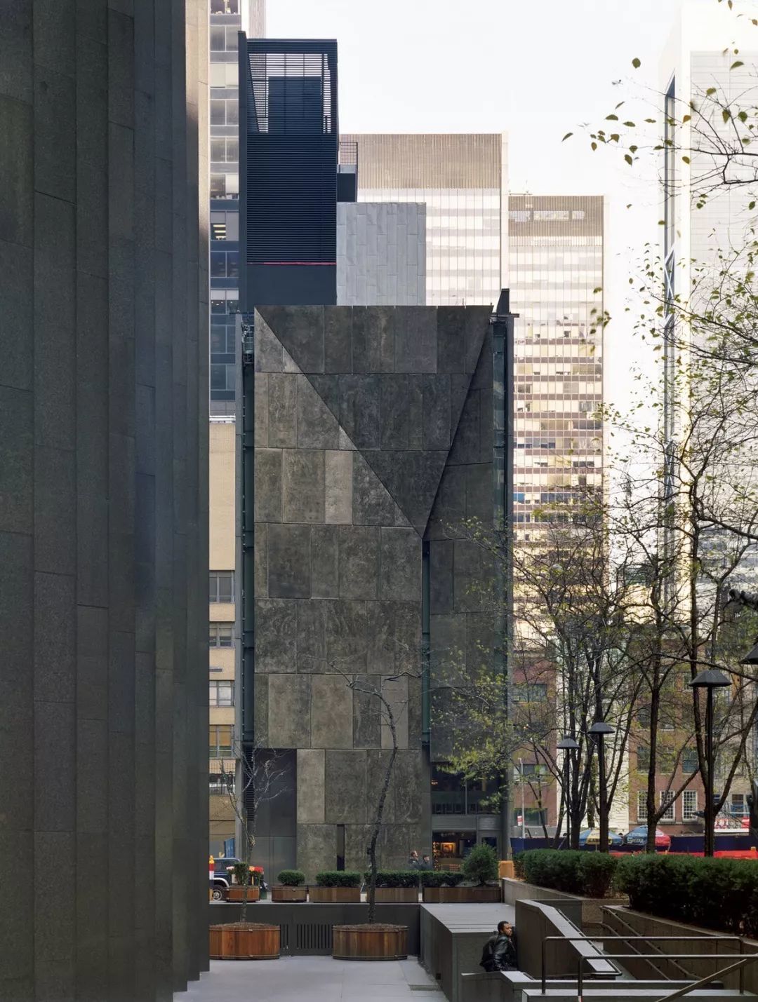 MoMA 第 6 次扩建，花了 29 亿，线条简洁得不像博物馆