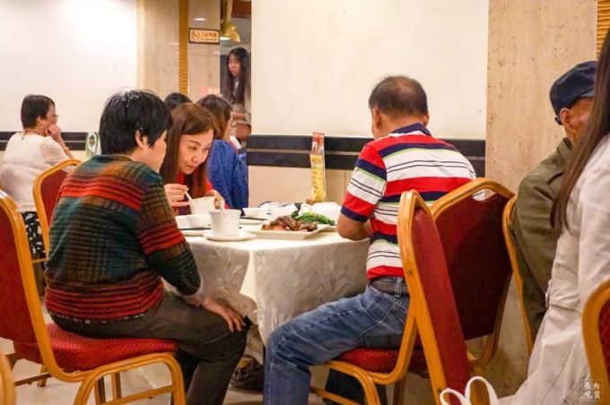 救命!这家餐厅的菜有怪味,开了30年怎么还没人投诉?
