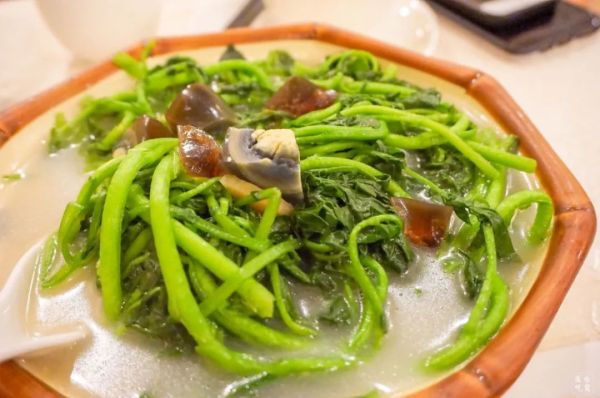 救命!这家餐厅的菜有怪味,开了30年怎么还没人投诉?