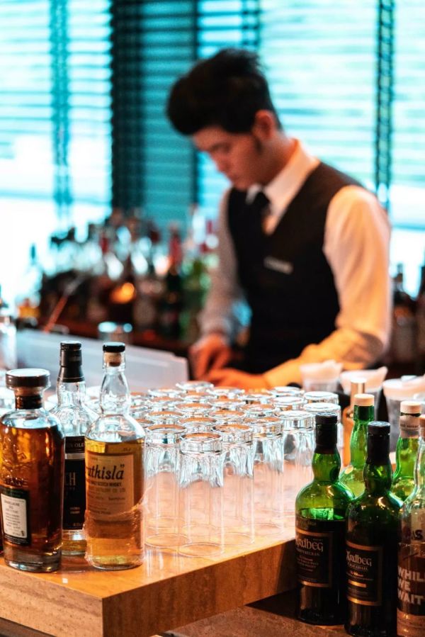 太古汇的五星级酒店里,藏着一间明星也爱打卡的Whisky Bar