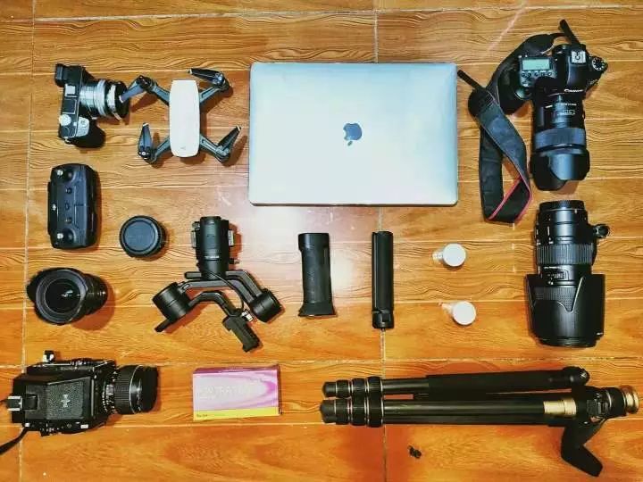 作为一名摄影师 / 摄影爱好者，你的每日出行装备是什么？