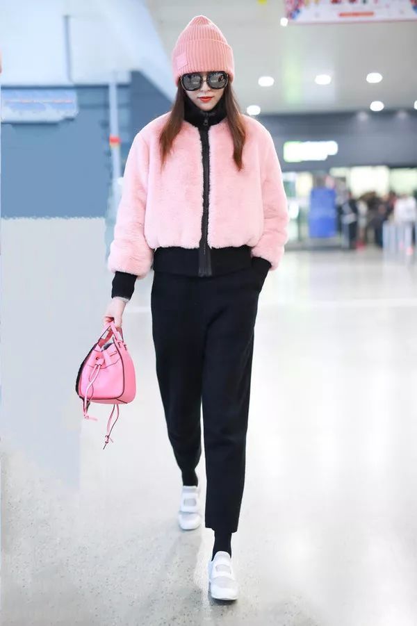 有什么是比背一只包,更简单的时髦方式?| FASHION
