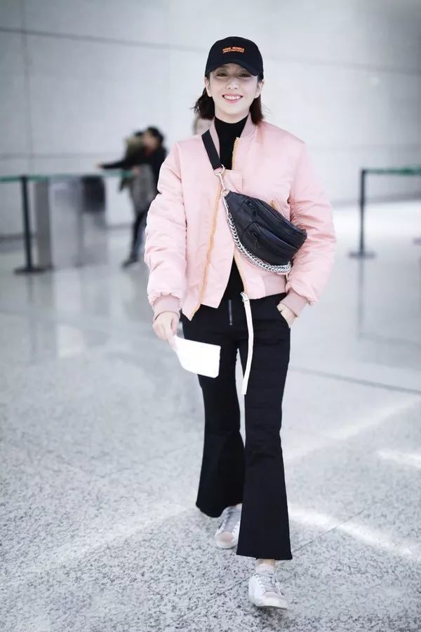 有什么是比背一只包,更简单的时髦方式?| FASHION