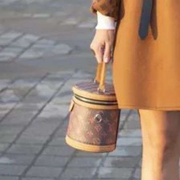 有什么是比背一只包,更简单的时髦方式?| FASHION