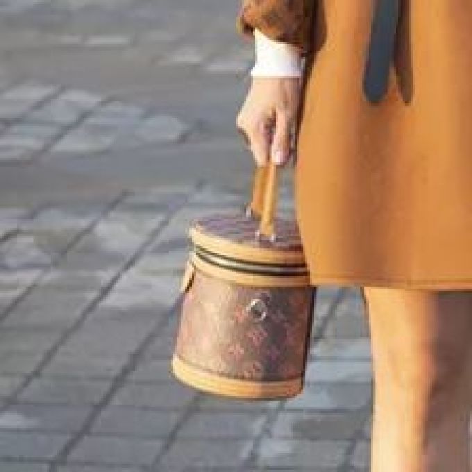 有什么是比背一只包,更简单的时髦方式?| FASHION