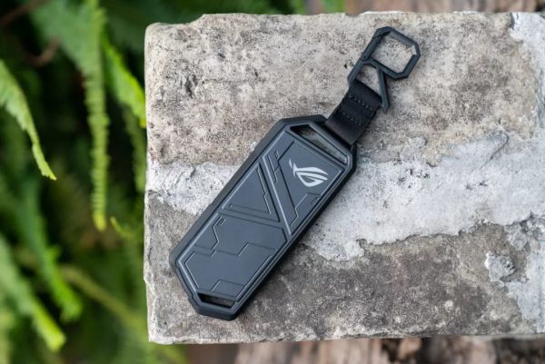 ROG Strix Arion 幻影移动硬盘盒体验:除了固态硬盘,还塞进去了灯?!
