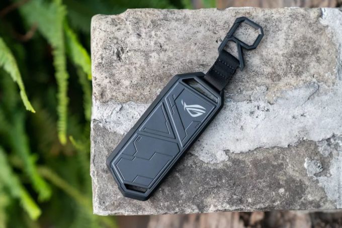 ROG Strix Arion 幻影移动硬盘盒体验:除了固态硬盘,还塞进去了灯?!