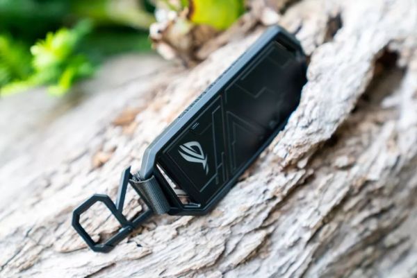 ROG Strix Arion 幻影移动硬盘盒体验:除了固态硬盘,还塞进去了灯?!