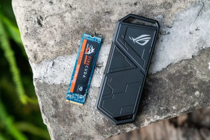 ROG Strix Arion 幻影移动硬盘盒体验:除了固态硬盘,还塞进去了灯?!