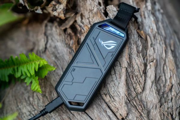 ROG Strix Arion 幻影移动硬盘盒体验:除了固态硬盘,还塞进去了灯?!