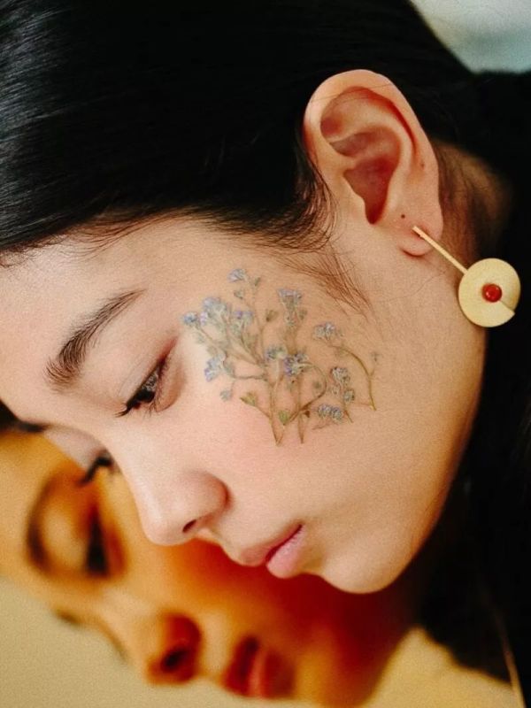 脸型、五官全是“硬伤”,这位女明星是如何自我造型的?