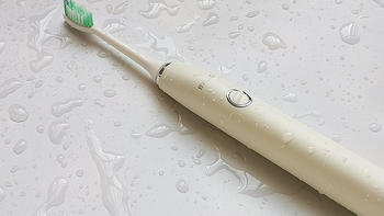 IPX8级防水、满电让你能用坏一个刷头：BYCOO H9电动牙刷