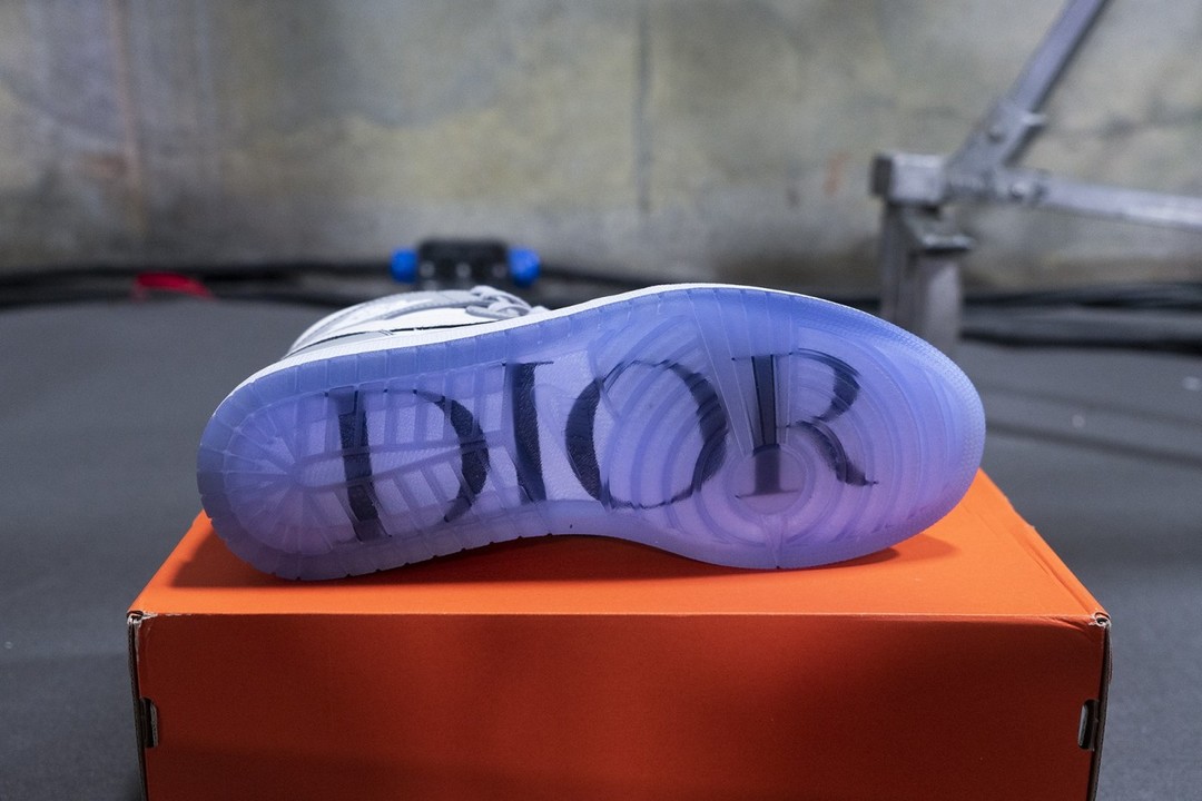 OMG！奢华AJ来了！Dior x Jordan Brand 联名鞋款 Air Jordan 1 正式曝光