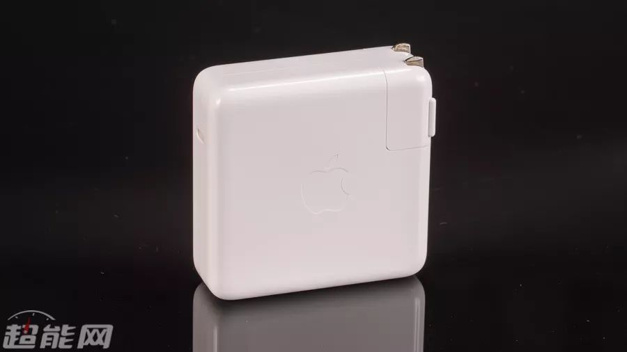 苹果96W USB-C充电器评测：很棒的百瓦级充电器，只要你钱包顶得住