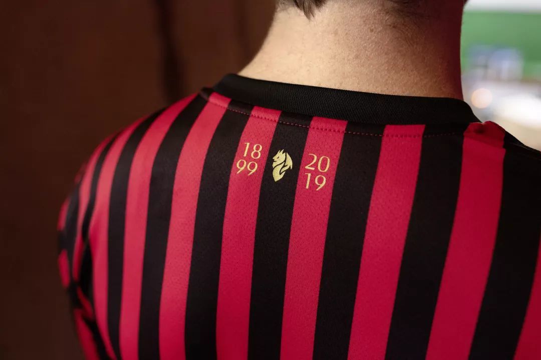 PUMA发布AC米兰俱乐部成立120周年限量球衣