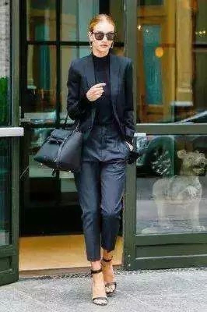 人美又多金?她的穿搭实在太有范儿!|FASHION