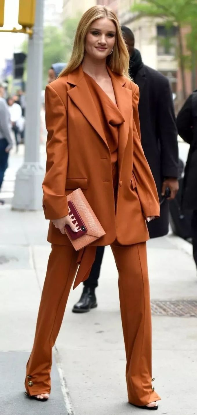 人美又多金?她的穿搭实在太有范儿!|FASHION