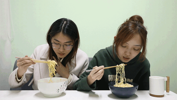 16.gif 原来,康师傅有200种口味!其中10种最奇葩的我替你试了...