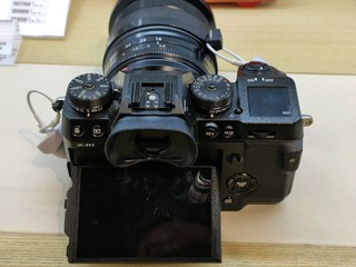 富士XH1带机身稳定的复式无反相机。