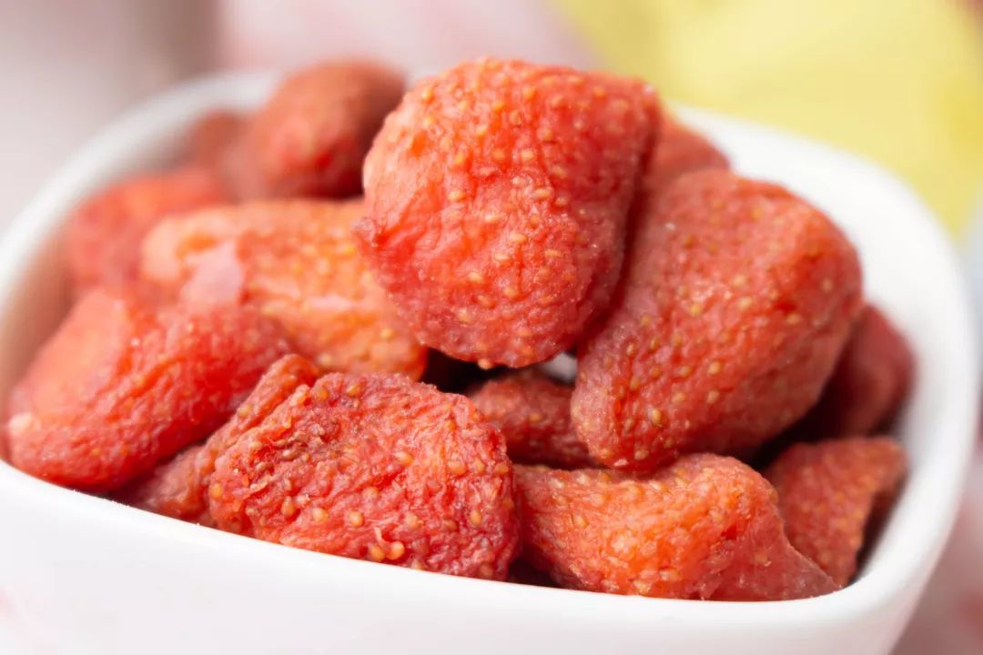 20款解馋草莓味零食测评！草莓季太短，只能靠零食续命了！