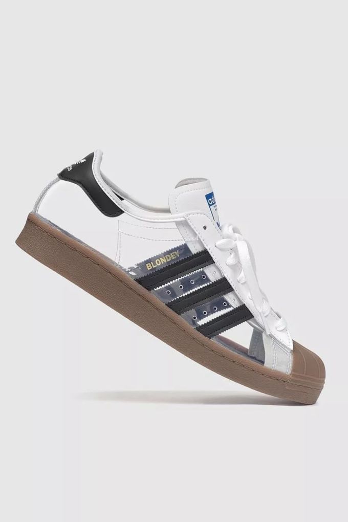 潮闻快食 | Blondey McCoy 联手 adidas Originals Superstar;藤原浩打造「闪电」校服!
