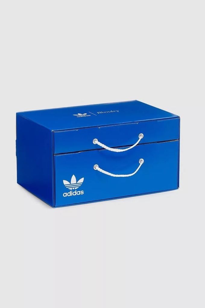 潮闻快食 | Blondey McCoy 联手 adidas Originals Superstar;藤原浩打造「闪电」校服!
