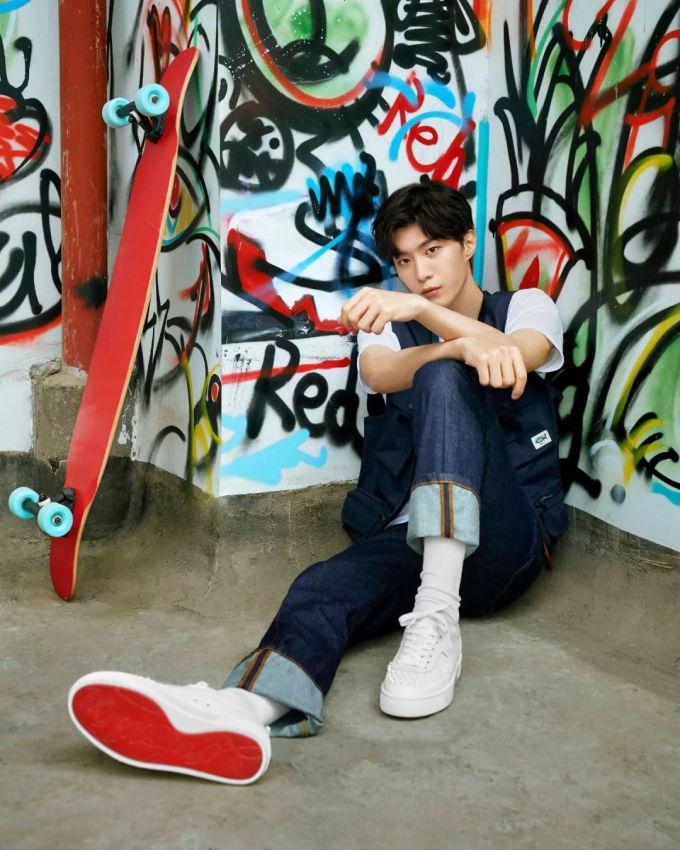 潮闻快食 | Blondey McCoy 联手 adidas Originals Superstar;藤原浩打造「闪电」校服!