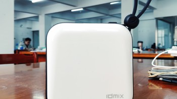 数码 篇二：IDMIX(大麦) 10000毫安自带FMI认证线+带插头移动电源体验 