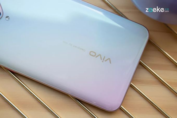vivo Y9s 图赏:在“颜值即正义”的时代,奇招往往出奇效