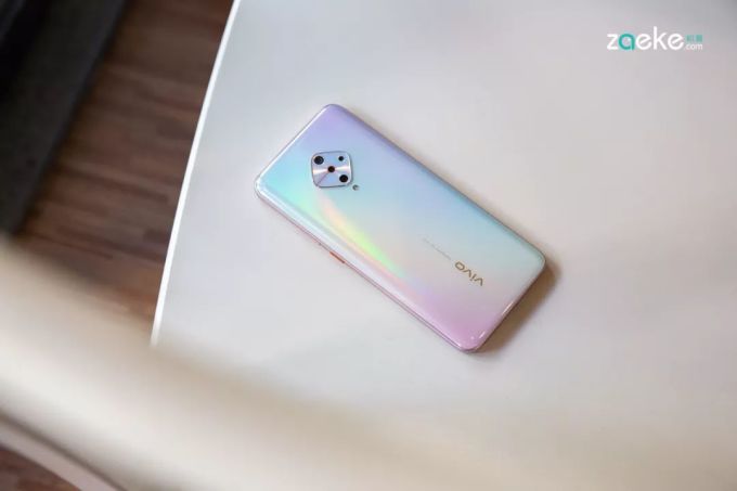 vivo Y9s 图赏:在“颜值即正义”的时代,奇招往往出奇效