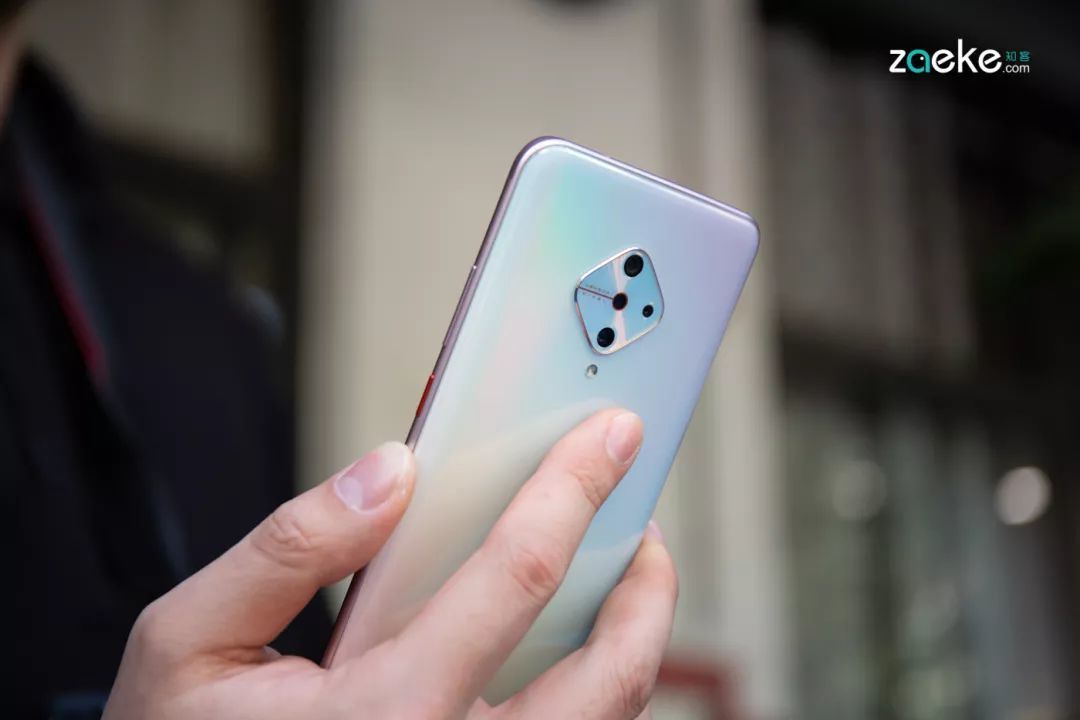 vivo Y9s 图赏：在“颜值即正义”的时代，奇招往往出奇效