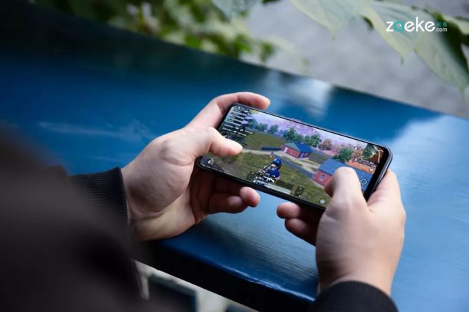 vivo Y9s 图赏:在“颜值即正义”的时代,奇招往往出奇效
