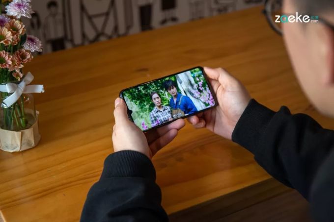 从几何菱形美学采撷灵感的 vivo Y9s,甩掉了一成不变的沉闷设计
