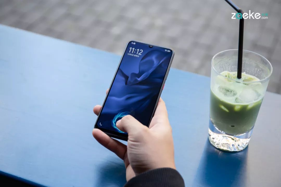 从几何菱形美学采撷灵感的 vivo Y9s，甩掉了一成不变的沉闷设计