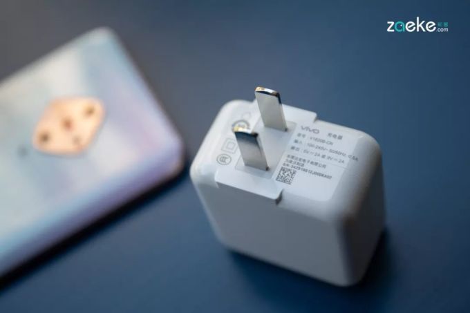 从几何菱形美学采撷灵感的 vivo Y9s,甩掉了一成不变的沉闷设计