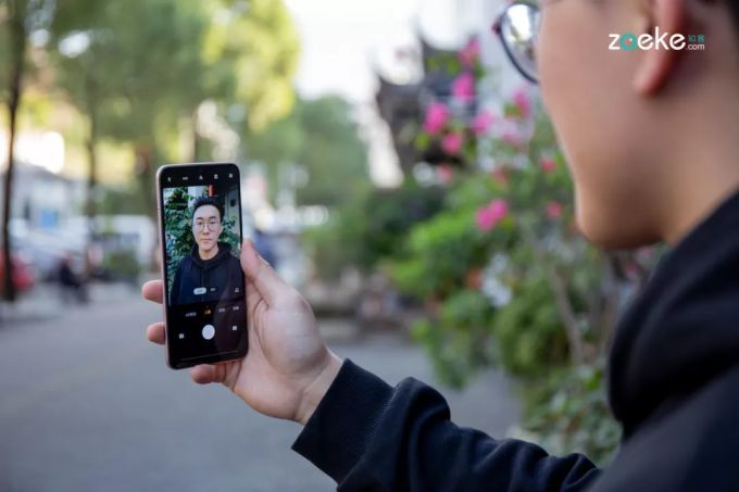 从几何菱形美学采撷灵感的 vivo Y9s,甩掉了一成不变的沉闷设计