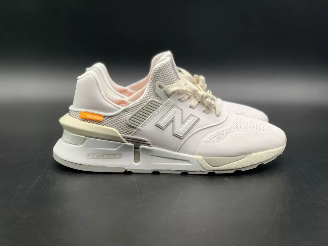 WEN球鞋测评-开箱 | New Balance 990v2 x MADNESS开箱 既干净又混沌的“新”潮流