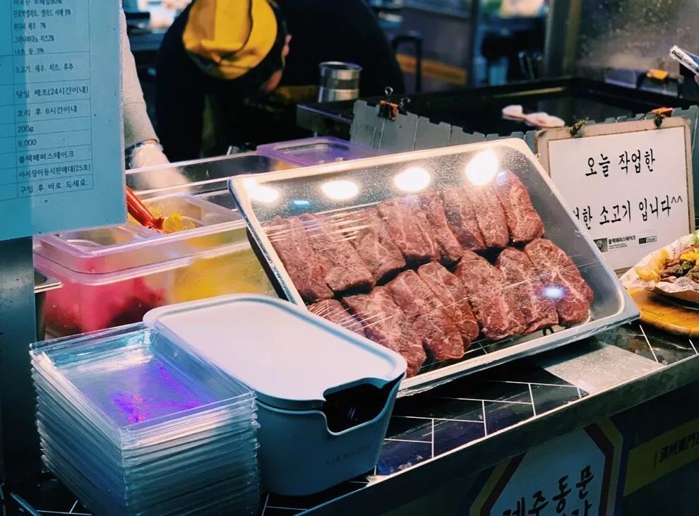 会玩 | 如果说宵夜中藏着每座城市的江湖味儿，菜市场就承载着它们的烟火气