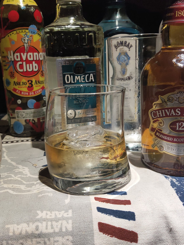 一杯长岛冰茶，换我半晚安睡