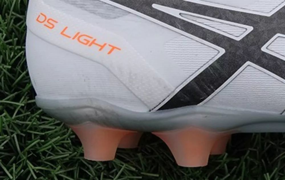 ASICS发布全新DS LIGHT足球鞋