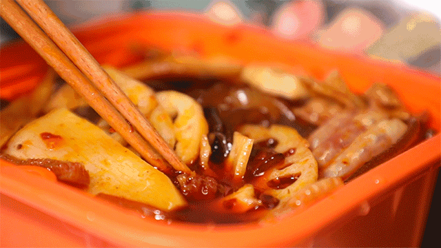 44.gif 卫龙也卖火锅了!还是辣条味的!亲测味道......