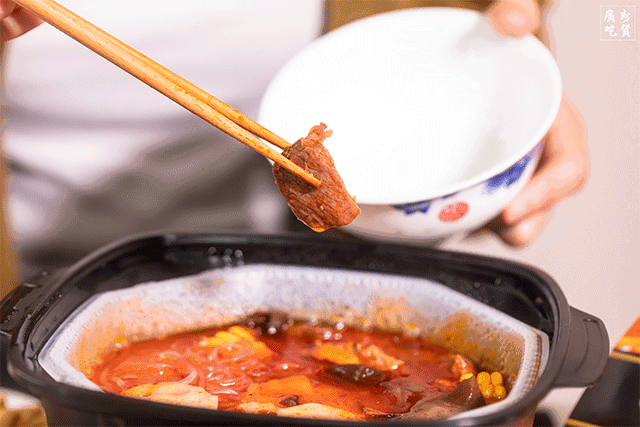 2.gif 卫龙也卖火锅了!还是辣条味的!亲测味道......
