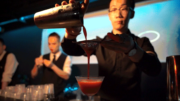 中华广场新开了一家「完美复刻80s迪厅」的高空酒吧，快！来！蹦！迪！