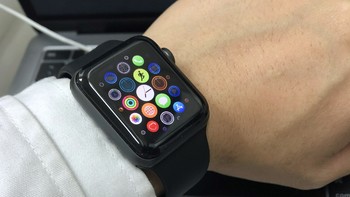 轻体验 篇十一：Apple Watch究竟要不要贴膜？我贴了一张试试