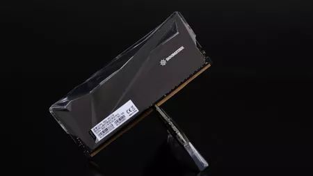 影驰星曜DDR4-3600 16GB内存评测容量更大，灯光更闪耀