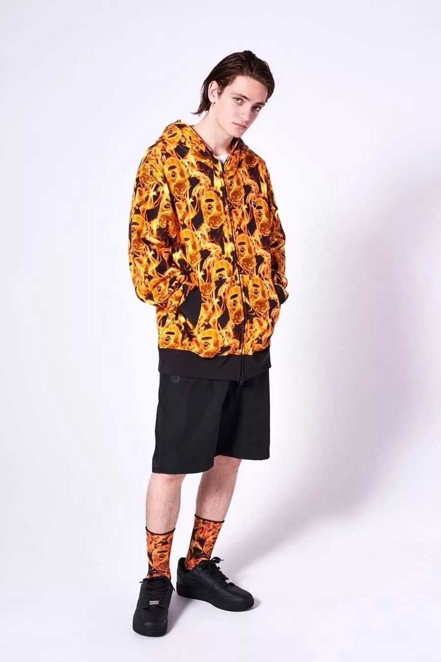 潮闻快食 | BAPE®2020年春夏系列LOOKBOOK发布；Burberry推出豹纹AirPods保护套！