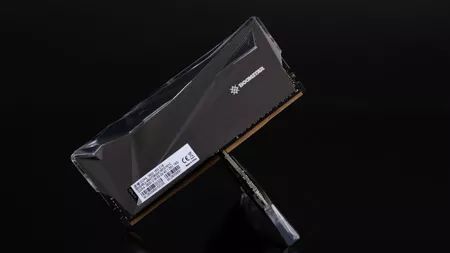 影驰星曜DDR4-3600 16GB内存评测容量更大，灯光更闪耀