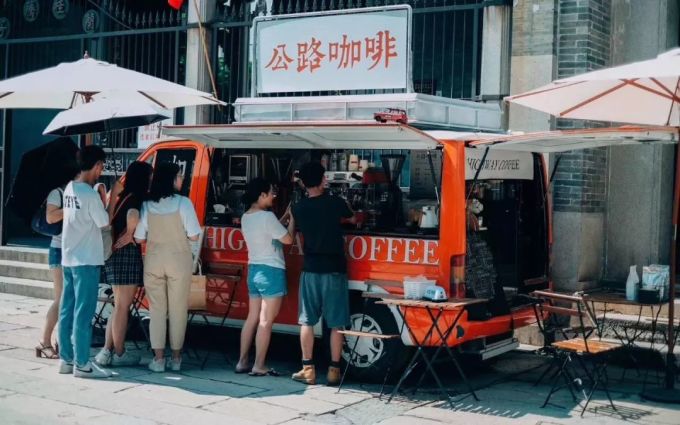 广州男孩改装了一辆公路咖啡车,一路向西把咖啡卖到了西藏